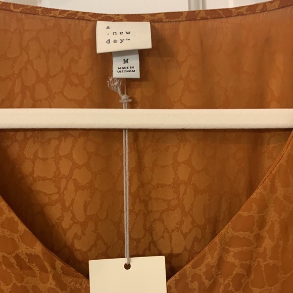 NWT A New Day animal print v-neck top puff sleeves Medium rust color - Picture 6 of 6